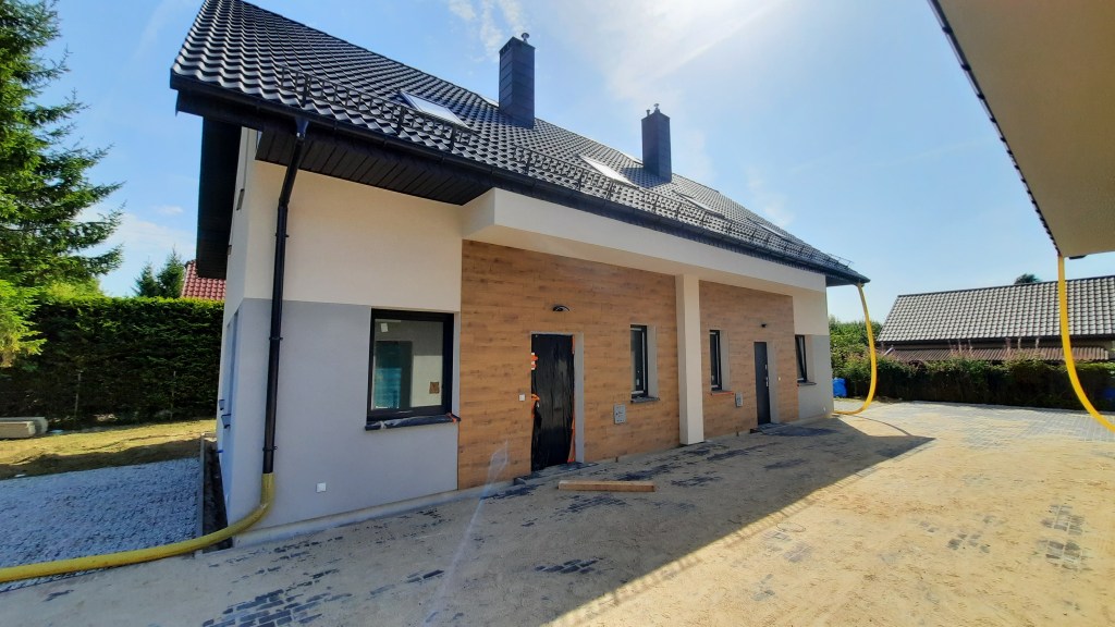 Dom na sprzedaż w Koszalinie z tarasem, ogrodem i 2 miejscami parkingowymi